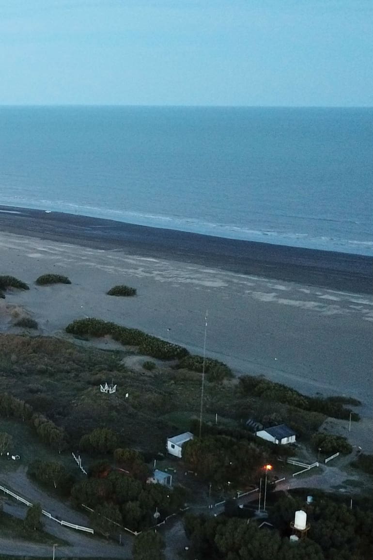 El solitario pueblo al borde del mar