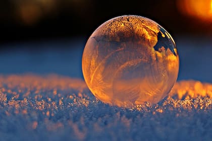 El solsticio de invierno se produce debido a la inclinación del eje de rotación de la Tierra con respecto a su plano orbital alrededor del Sol (Pexels/Pixabay)