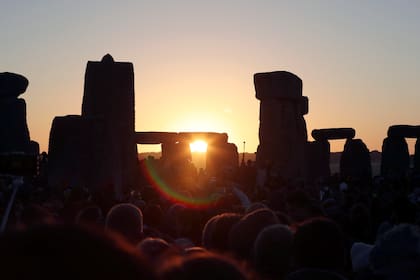 El solsticio de verano es un evento que se celebra de distintas maneras en todo el mundo (AP Foto/Aijaz Rahi, Archivo)