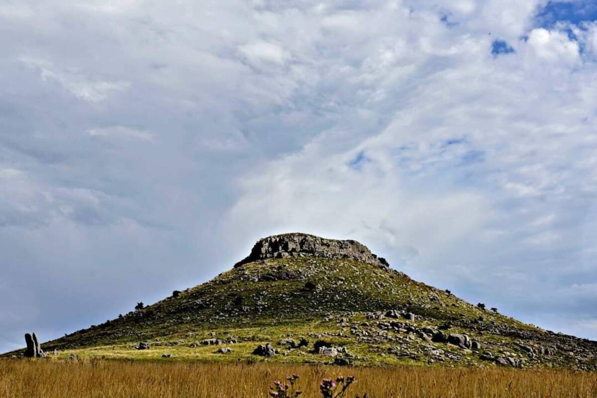 El Sombrerito se distingue entre una larga cadena de cerros, cuevas y grutas talladas por la erosión