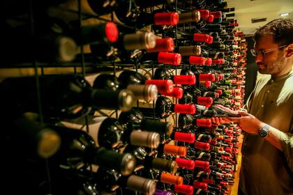 El sommelier Marco Scolnik en acción