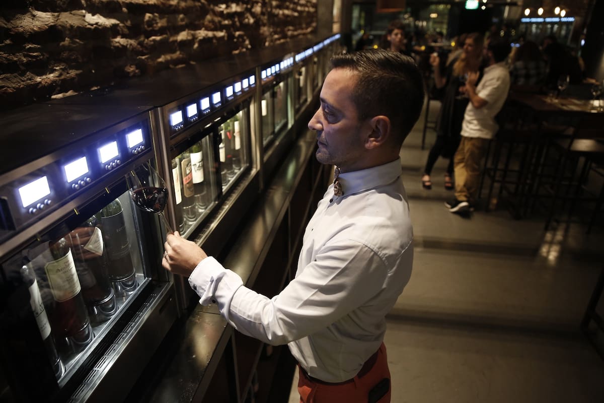 El sommelier Pablo Colina prueba una de las etiquetas de Vico
