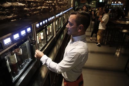 El sommelier Pablo Colina prueba una de las etiquetas de Vico