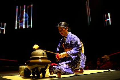 El sonido angelical de un arpa marcó el comienzo de la ceremonia del té a cargo de Malena Higashi, experta en la ceremonia del té japonesa, docente y escritora