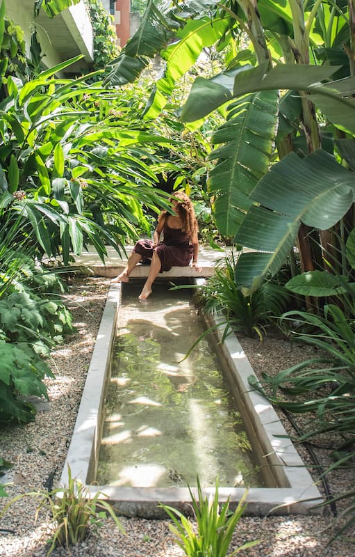 El sonido del agua y la superposición de planos verdes construyen una experiencia inmersiva