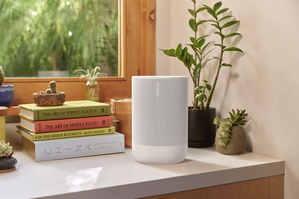 El Sonos Move 2 es un parlante Wi-Fi que es portátil, con una autonomía de 24 horas, y tiene una base de carga para cuando lo usamos bajo techo