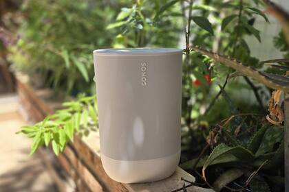 El Sonos Move 2 tiene una batería interna que le da unas 24 horas de autonomía, pero no es para llevar en la mochila: pesa 3,5 kg; es más para mover dentro de la casa