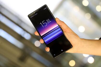El Sony Xperia 1 tiene una pantalla de 6,5 pulgadas, resolución 4K y un formato 21:9, es decir, mucho más alto que ancho, similar al que se usa en el cine