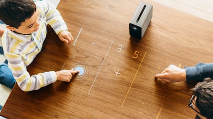 El Sony Xperia Touch es un proyector que lee los movimientos de las manos sobre las imágenes proyectadas para hacer de cualquier mesa una pantalla táctil