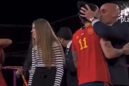 El sorpresivo beso de Luis Rubiales, el presidente de la RFEF, a la jugadora Jenni Hermoso; una acción que despertó repudio a nivel mundial