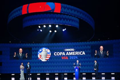 El sorteo de la Copa América 2024 se realizo este jueves en Miami, con la presencia de autoridades y leyendas del fútbol