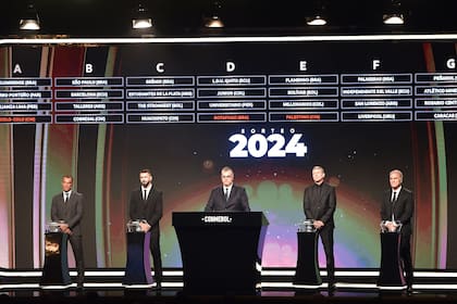 El sorteo de la Copa Libertadores 2024; en los bolilleros, el brasileño Cafú, Lucas Pratto, Martín Palermo y Oscar Ruggeri