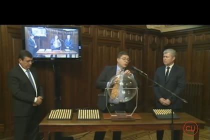 El sorteo del nuevo titular de la DADUJECO a cargo de Damián Ignacio Font, titular de la Secretaría n° 1 y el secretario judicial de la Corte Suprema con mayor antigüedad en el cargo, Fernando Javier Arnedo, titular la Secretaría n° 3 con competencia en materia penal, y Héctor Daniel Marchi, Secretario General de Administración de la Corte Suprema.
