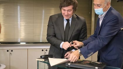 El sorteo lo realizó Karina Milei a través de la cuenta oficial de Instagram del economista. Los datos parciales del ganador fueron publicados en el mismo instante de haberse realizado junto a los últimos tres dígitos de su documento.