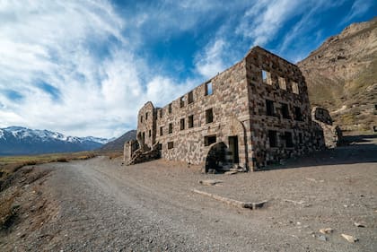 El Sosneado es un pueblo que está situado sobre la ruta 40 en el margen norte del río Atuel.