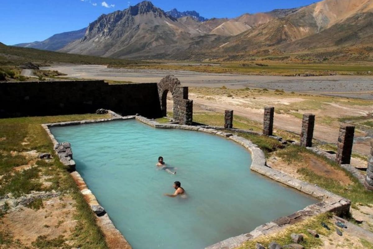 "El Sosneado" hotel termal abandonado en Mendoza en la década del 50
