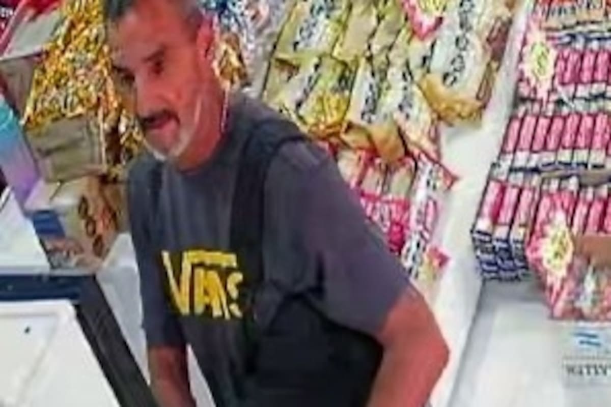 El sospechoso al ingresar al local de golosinas, pocos segundos antes del ataque a la empleada