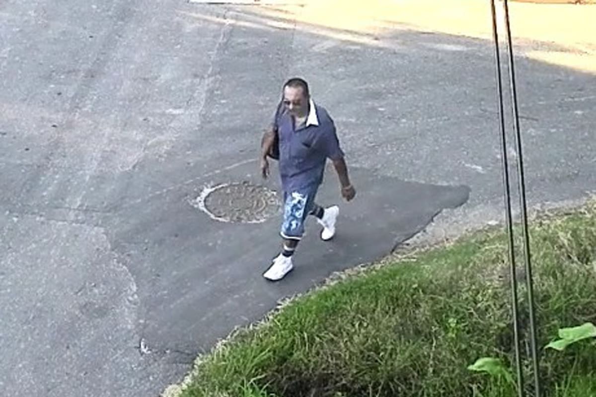 El sospechoso del doble homicidio captado por una cámara de seguridad en Tigre