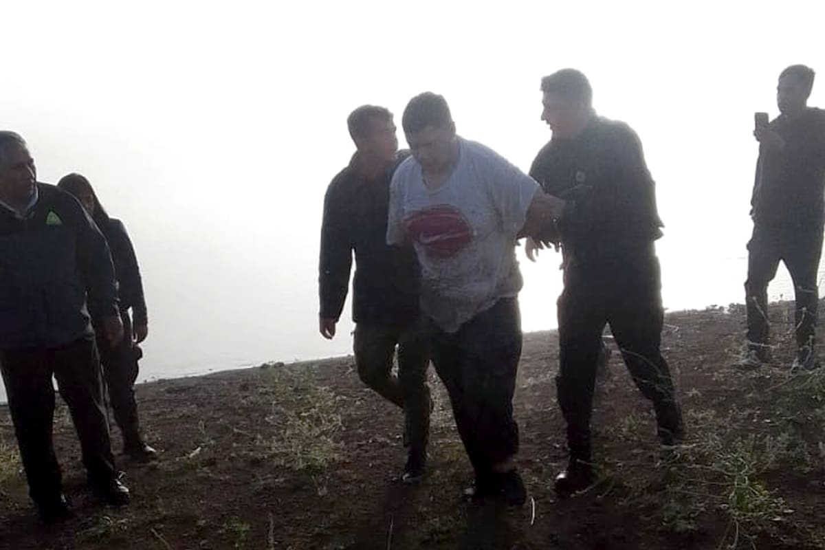 El sospechoso detenido cuando quería escapar nadando por una tosquera