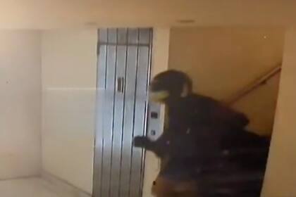 El sospechoso en el momento en que sale del edificio donde vivía la víctima