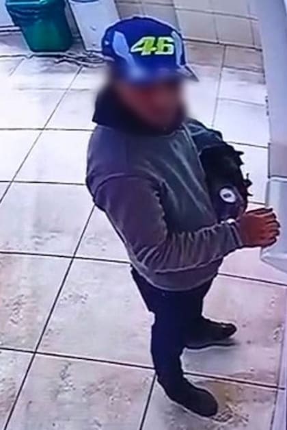 El sospechoso en la recepción del hotel donde fue detenido