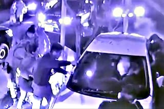 Evadió varios controles y cuando la policía lo rodeó dio marcha atrás y atropelló a todos
