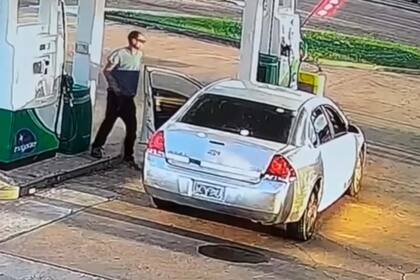 El sospechoso fue captado por las cámaras de seguridad de la estación de servicio