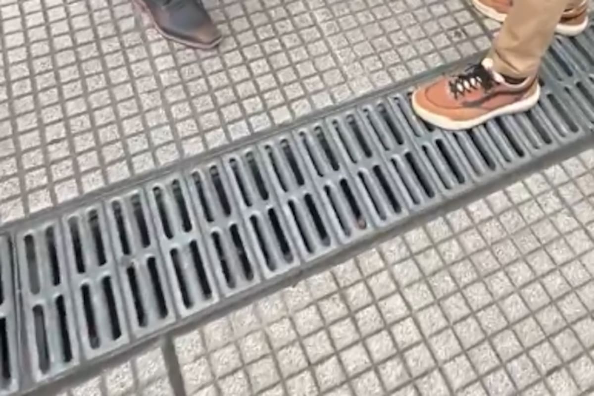 El sospechoso fue reducido por transeúntes y posteriormente detenido por la Policía de la Ciudad.