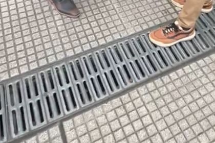 El sospechoso fue reducido por transeúntes y posteriormente detenido por la Policía de la Ciudad.