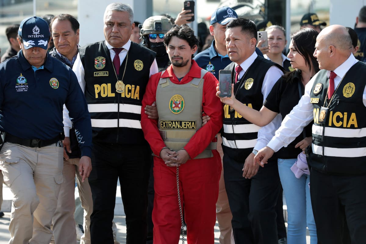 El sospechoso fue trasladado al avión, un Embraer ERJ-140LR, fuertemente custodiado y con chaleco antibalas