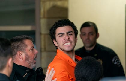 El sospechoso Luigi Mangione es conducido al juzgado del condado de Blair el martes 10 de diciembre de 2024, en Hollidaysburg, Pensilvania. (Benjamin B. Braun/Pittsburgh Post-Gazette via AP)