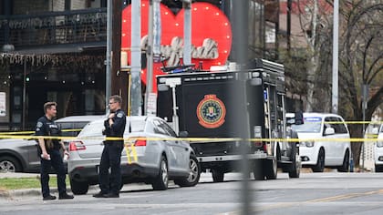 El sospechoso pasó por el bar varias veces antes de detenerse y disparar a las personas que estaban en un patio y frente al lugar; hay al menos tres muertos