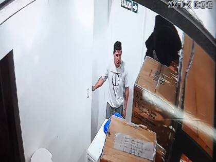 El sospechoso quedó grabado por la cámara de seguridad del local donde trabajaba la víctima