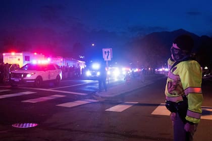 El sospechoso ya fue detenido; uno de los fallecidos es un agente de policía