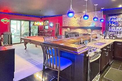 El sótano tiene mesa de pool y está decorado con luces de colores