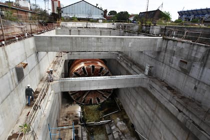 El soterramiento del Ferrocarril Sarmiento, paralizado desde el año 2019; en la imagen se observa la tuneladora, en su salida en Villa Luro, Ciudad Autónoma de Buenos Aires