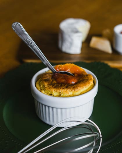 El soufflé de queso parece una receta difícil, pero si se siguen los pasos correctos resulta una receta única