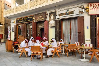 El Souq Waqif funciona como punto de encuentro de cataríes para tomar el té y conversar