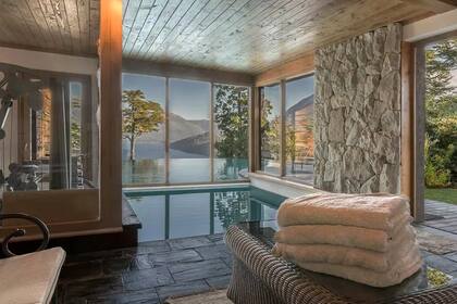 El spa y jacuzzi ofrecen un refugio exclusivo para relajarse mientras se contemplan las vistas al lago