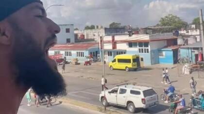 El "Spiderman de Marianao" lanzando denuncias al régimen desde el balcón de su vivienda