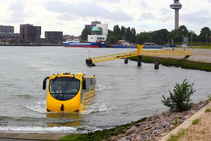 El Splash Bus sale del asfalto e ingresa en el agua