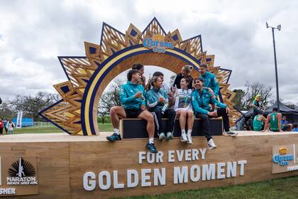 El squad de Corona Cero disfrutando de su golden momento post carrera.