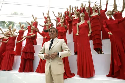 El Sr. Garavani en 2007 en una exposición de sus creaciones en el Museo Ara Pacis en Roma. No solo vistió a un mundo de grandes personalidades, sino que también se convirtió en su igual, con sus propios palacios, una corte itinerante y su tono de rojo característico. Crédito: Pier Paolo Cito/Associated Press