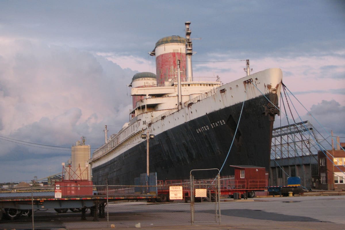 El SS United States en el puerto de Filadelfia a orillas del río Delaware, donde estuvo durante casi 30 años