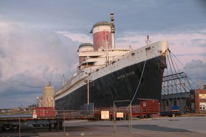 El SS United States en el puerto de Filadelfia a orillas del río Delaware, donde estuvo durante casi 30 años