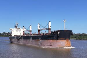 El ST Pinot, el 9 de abril de 2023, en navegación por el río Paraná hacia el Puerto de San Lorenzo