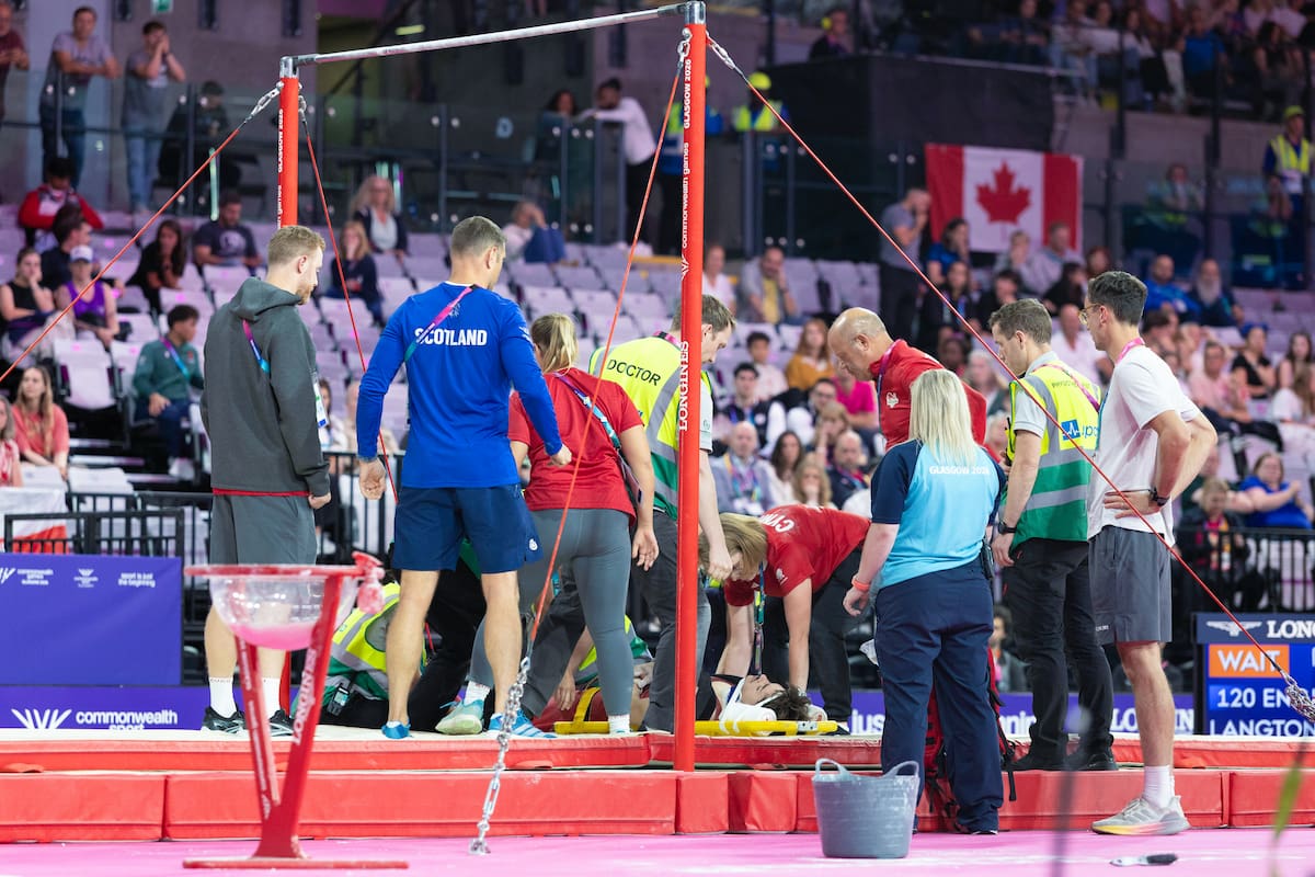 El staff médico asiste al gimnasta inglés Gabriel Langton, que sufrió un accidente durante una competencia en los Juegos de la Commonwealth