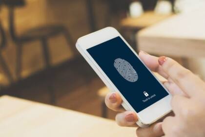 El stalkerware permite a los usuarios ver los mensajes y correos electrónicos de otra persona e incluso acceder a su cámara