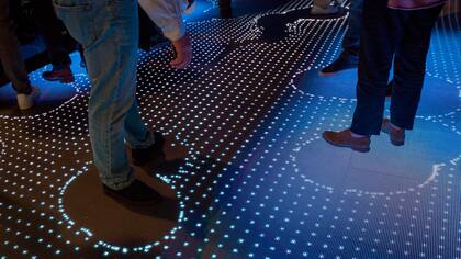 El stand de IBM ofrece un piso con display