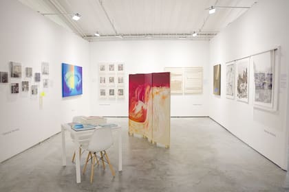 El stand de OdA, con obras de Paula Senderowicz, Mónica Fierro, Marcela Marcuzzi y Andrea Alcalay